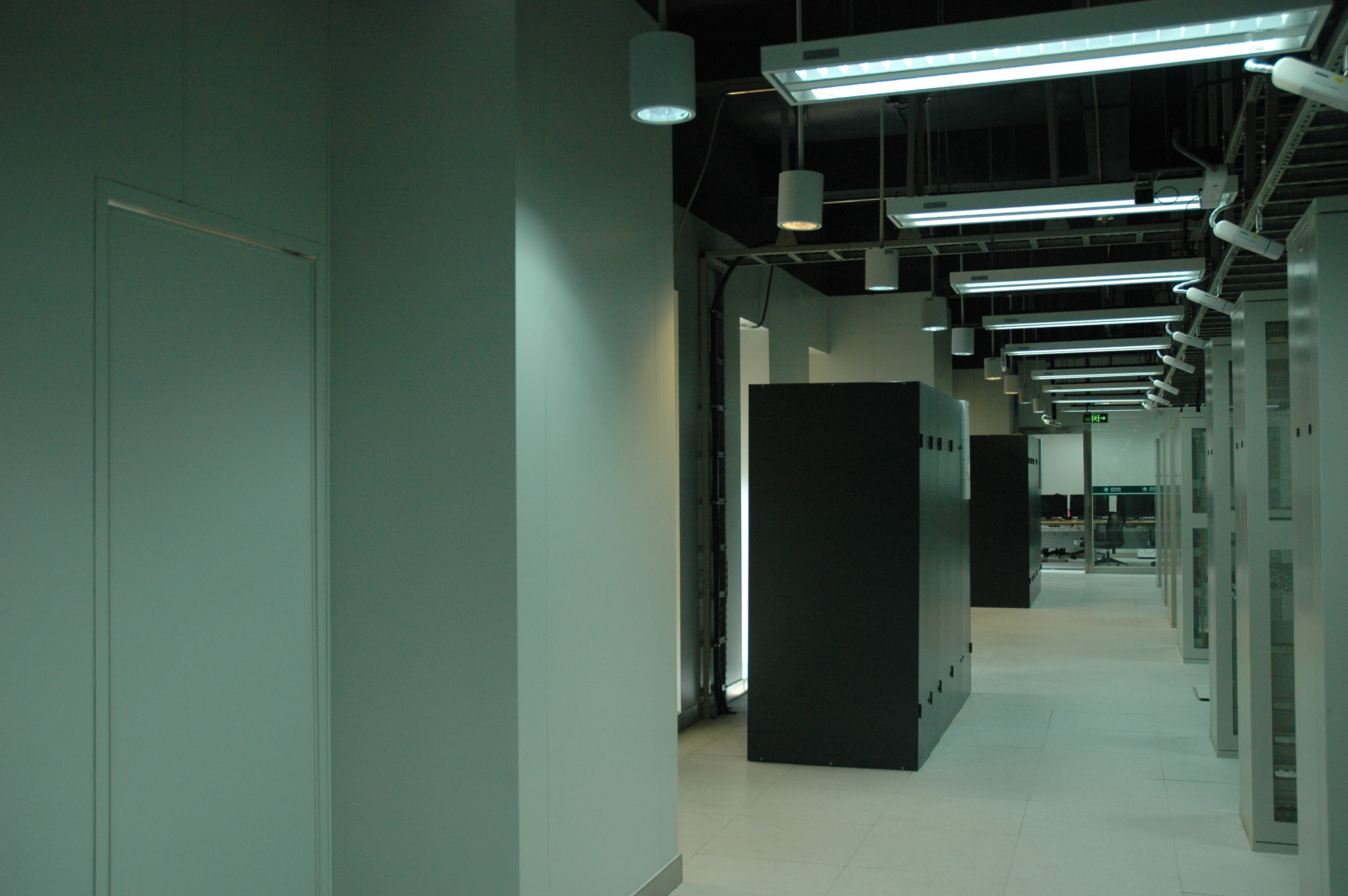 數(shù)據(jù)中心機(jī)房大多喜歡選用金屬制機(jī)房專用彩鋼板